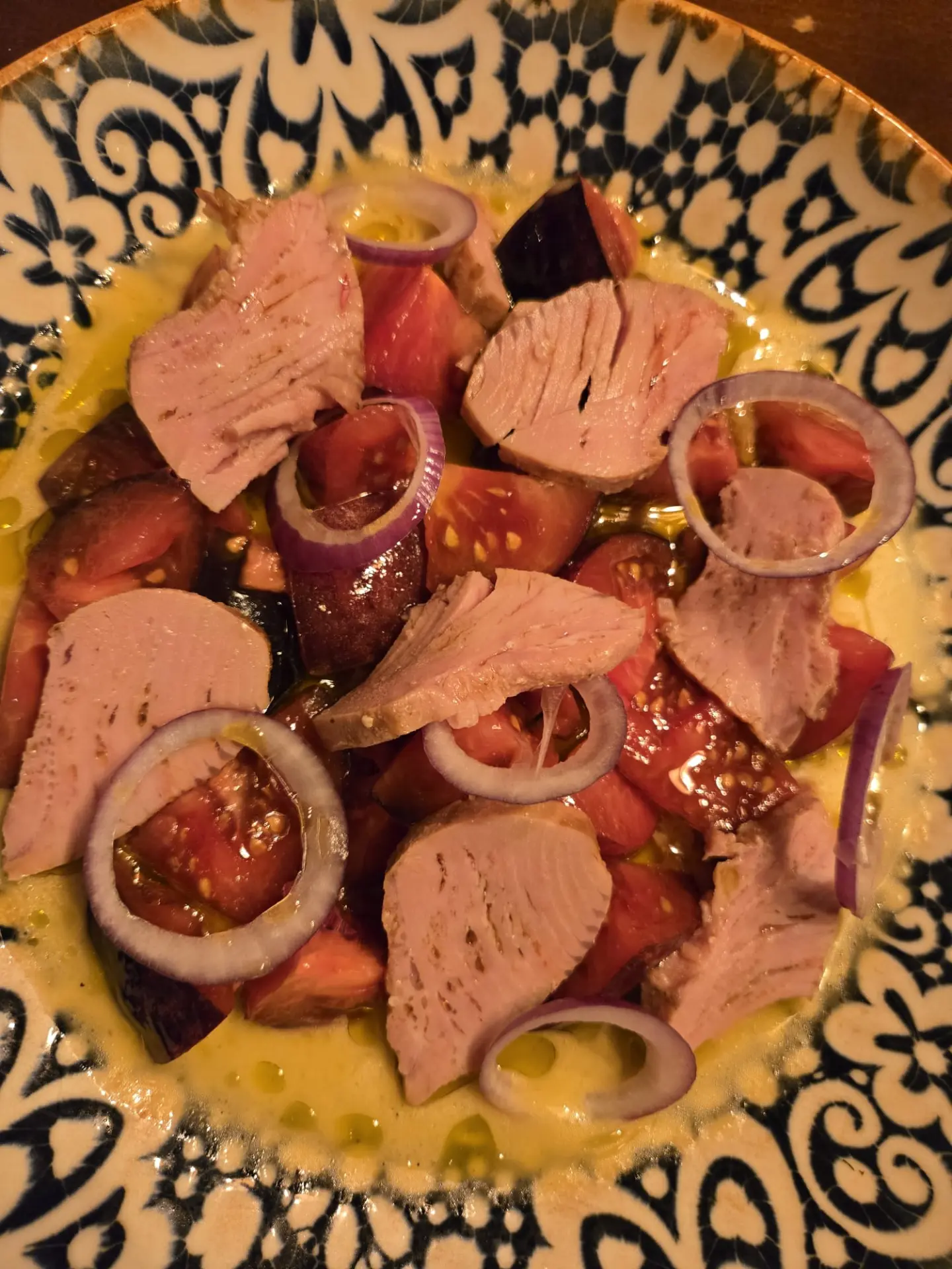 Ensalada de tomate de temporada con ventresca de atún y cebolla morada