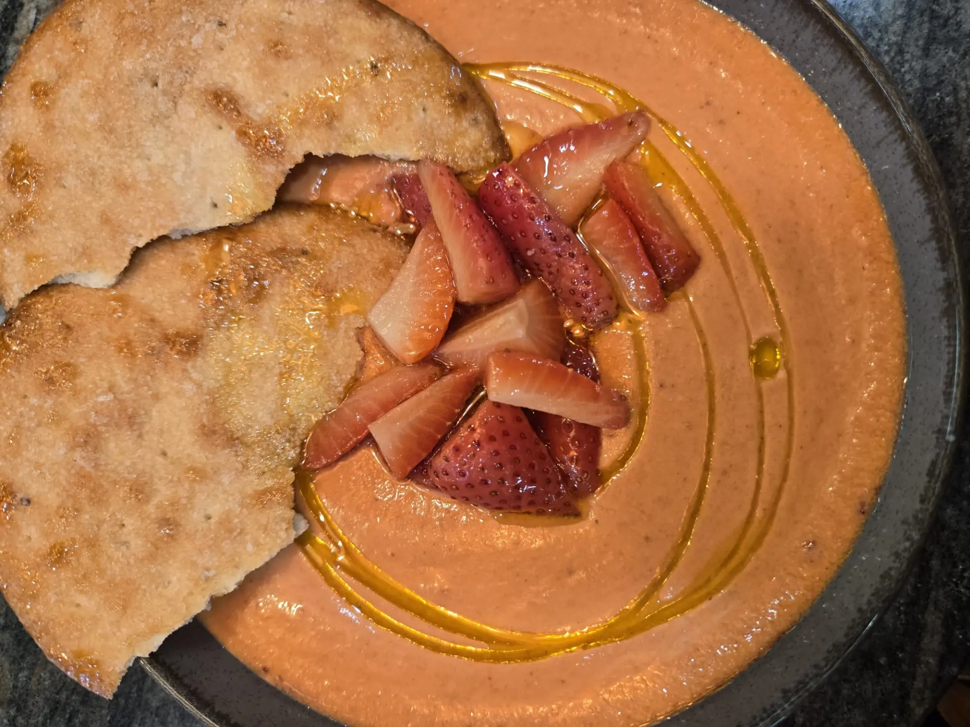 Salmorejo con fresas, aceite de oliva y pan crujiente