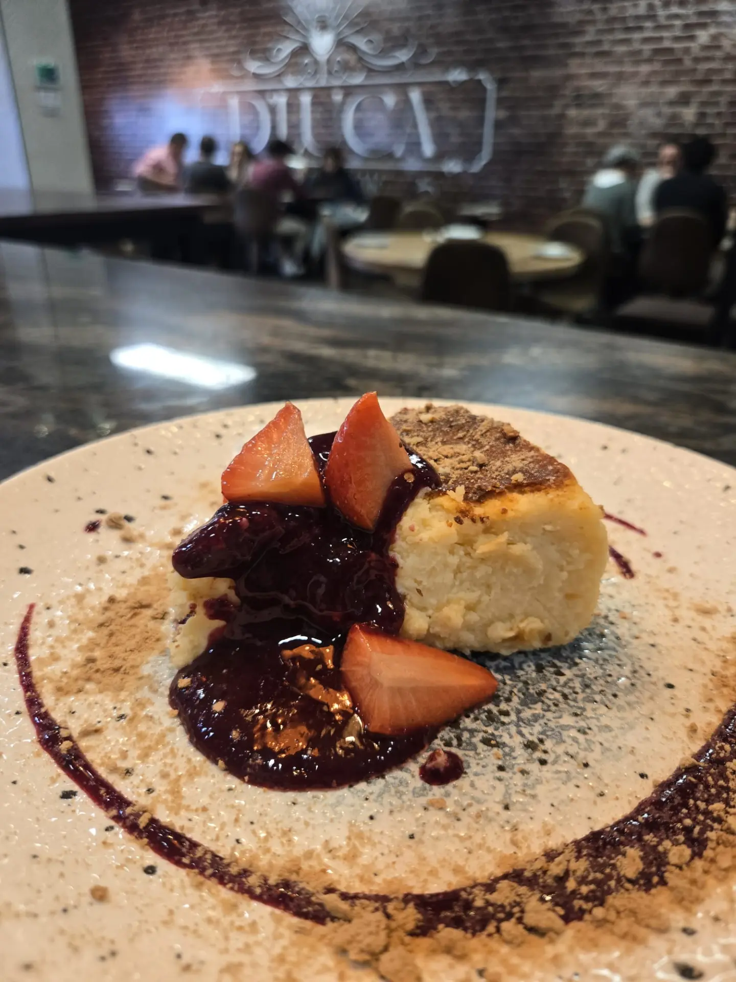 Tarta de queso casera con frutos rojos y fresas en D'Luca Gastrobar