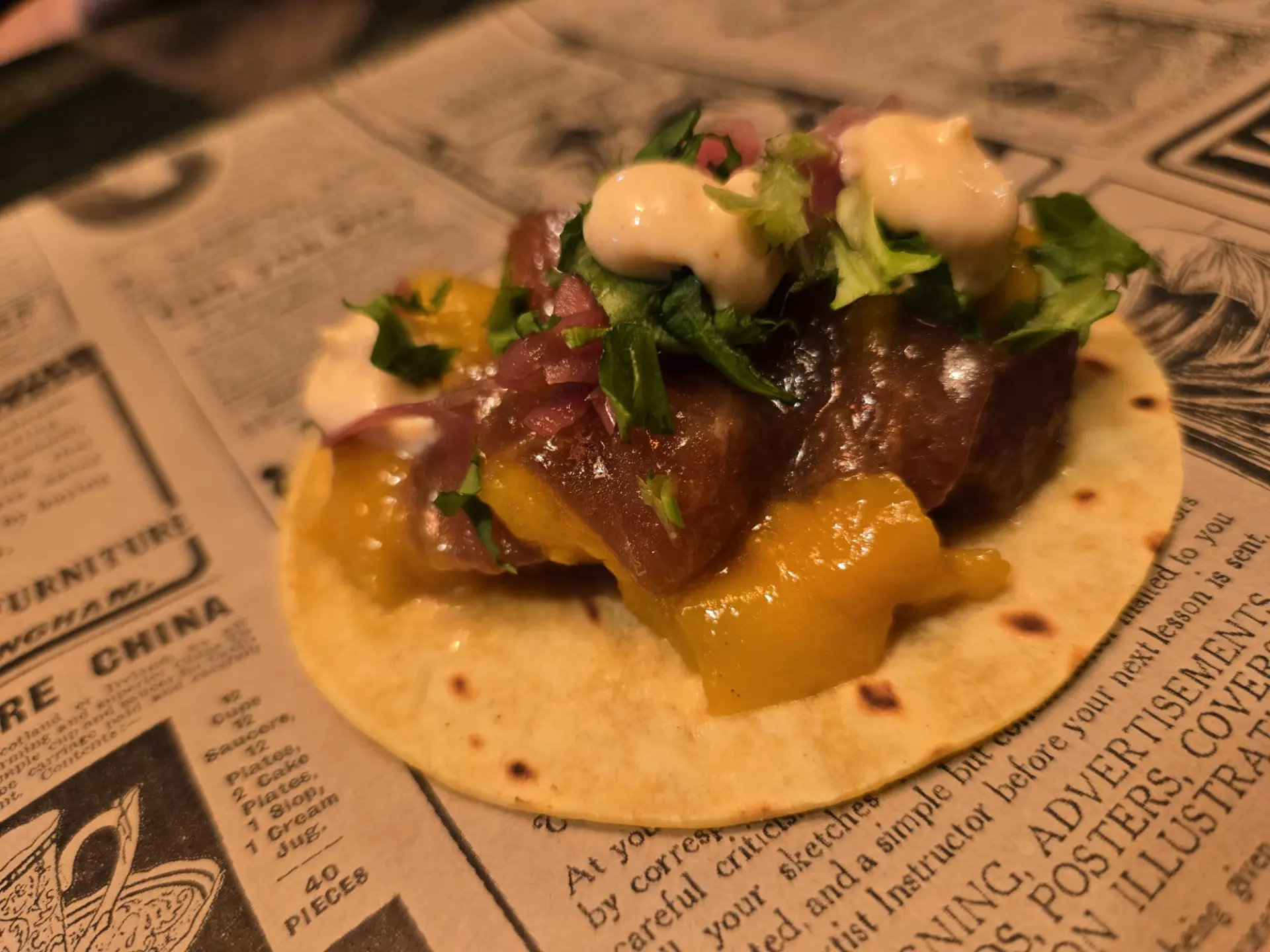 Taco de atún con encurtidos y salsa cremosa de D'Luca Gastrobar