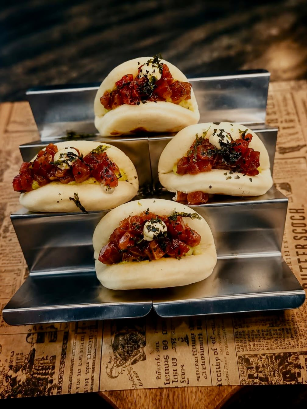 Baos al vapor rellenos de tartar de atún rojo con mayonesa y alga crujiente